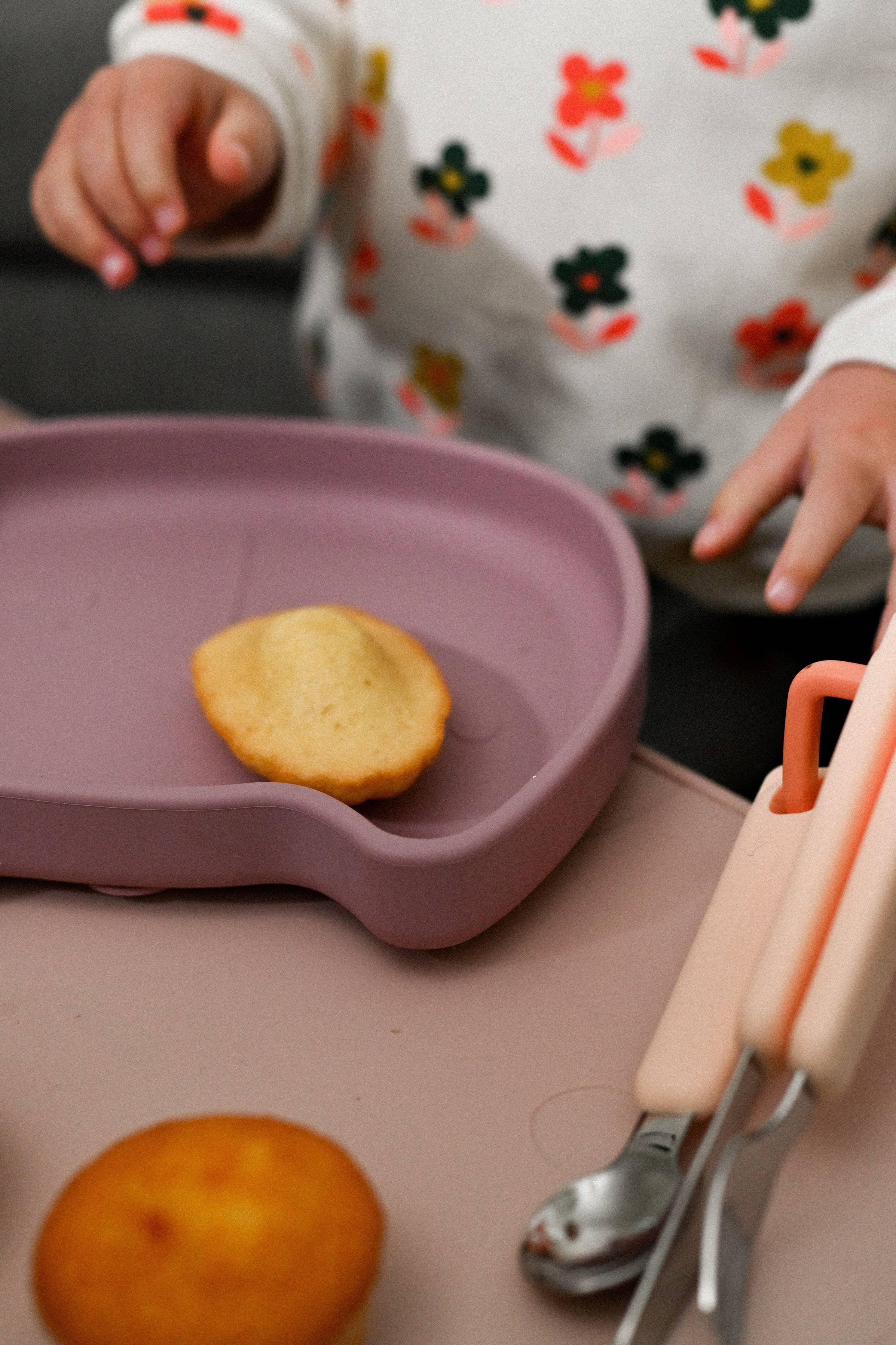 Assiette en silicone avec ventouse - coloris Pippa Dusty Mauve - enfant