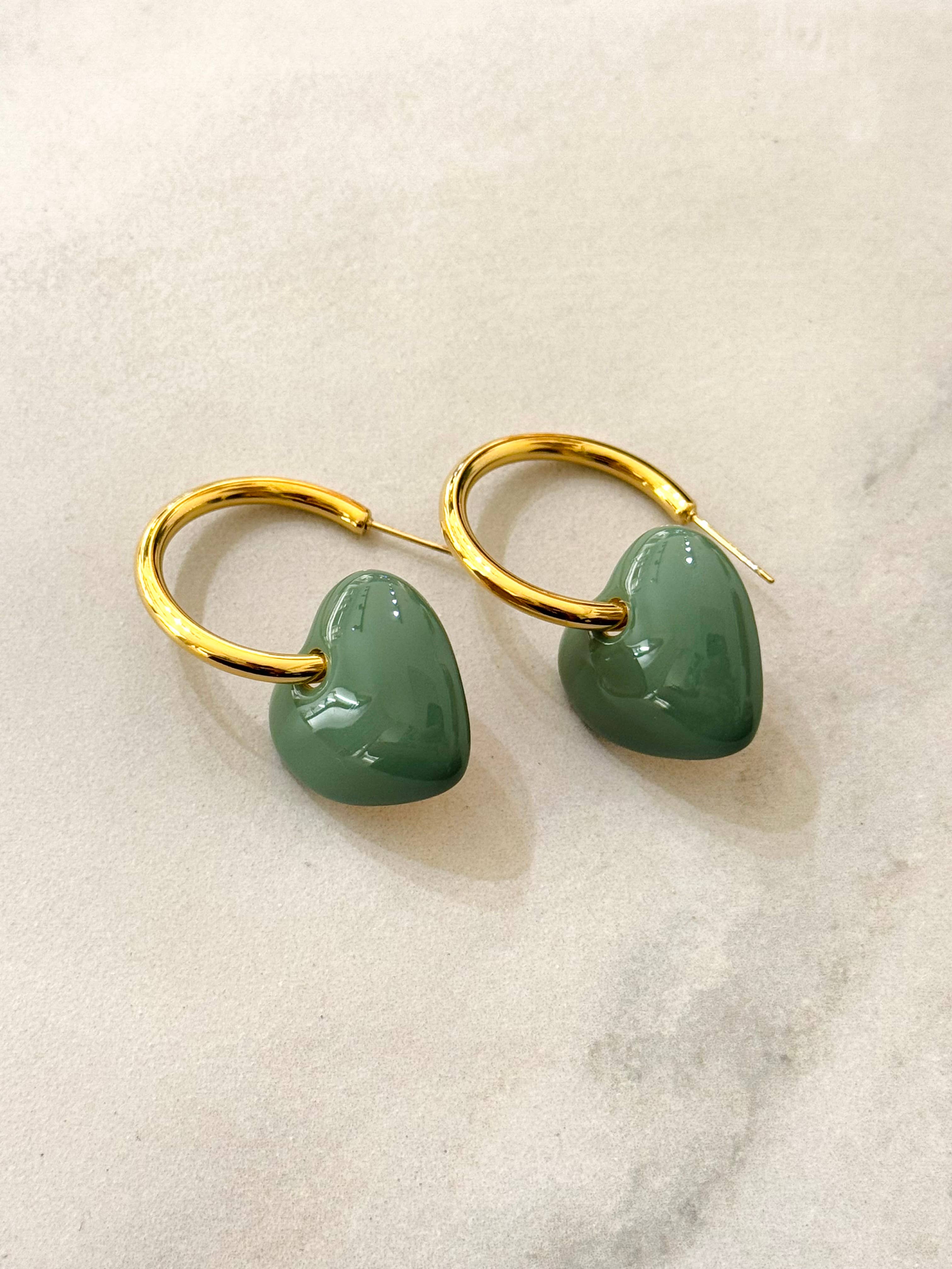Boucles d’oreilles créoles avec cœur émaillé