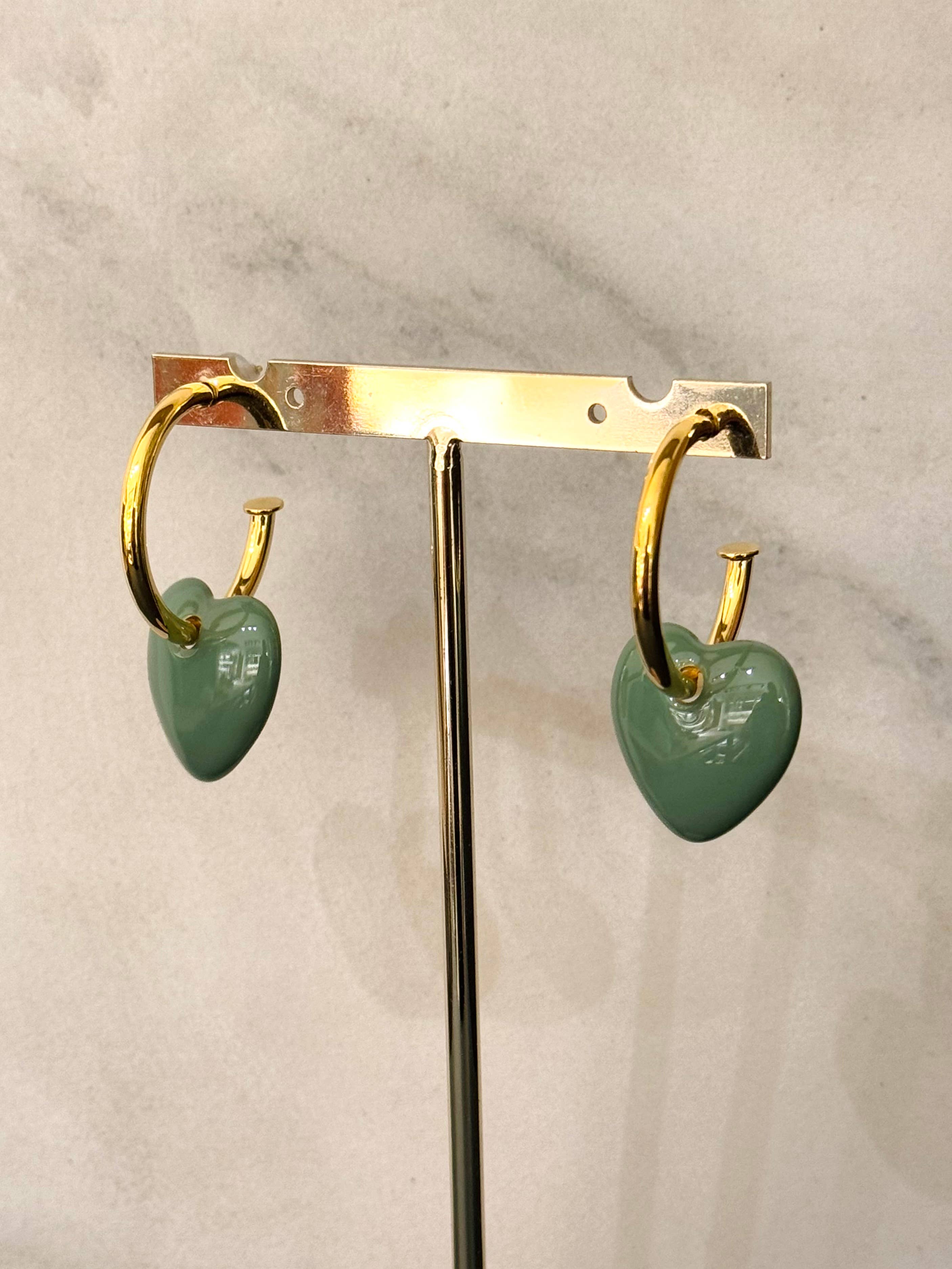 Boucles d’oreilles créoles avec cœur émaillé