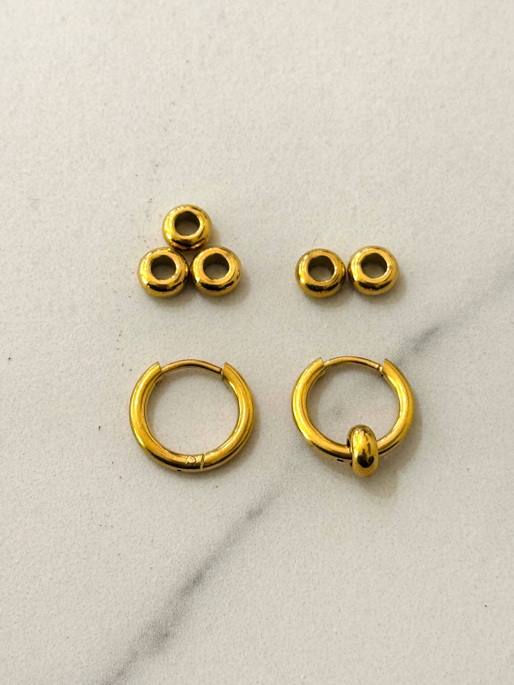 Boucles d'oreilles créoles avec trois boules amovibles: Or
