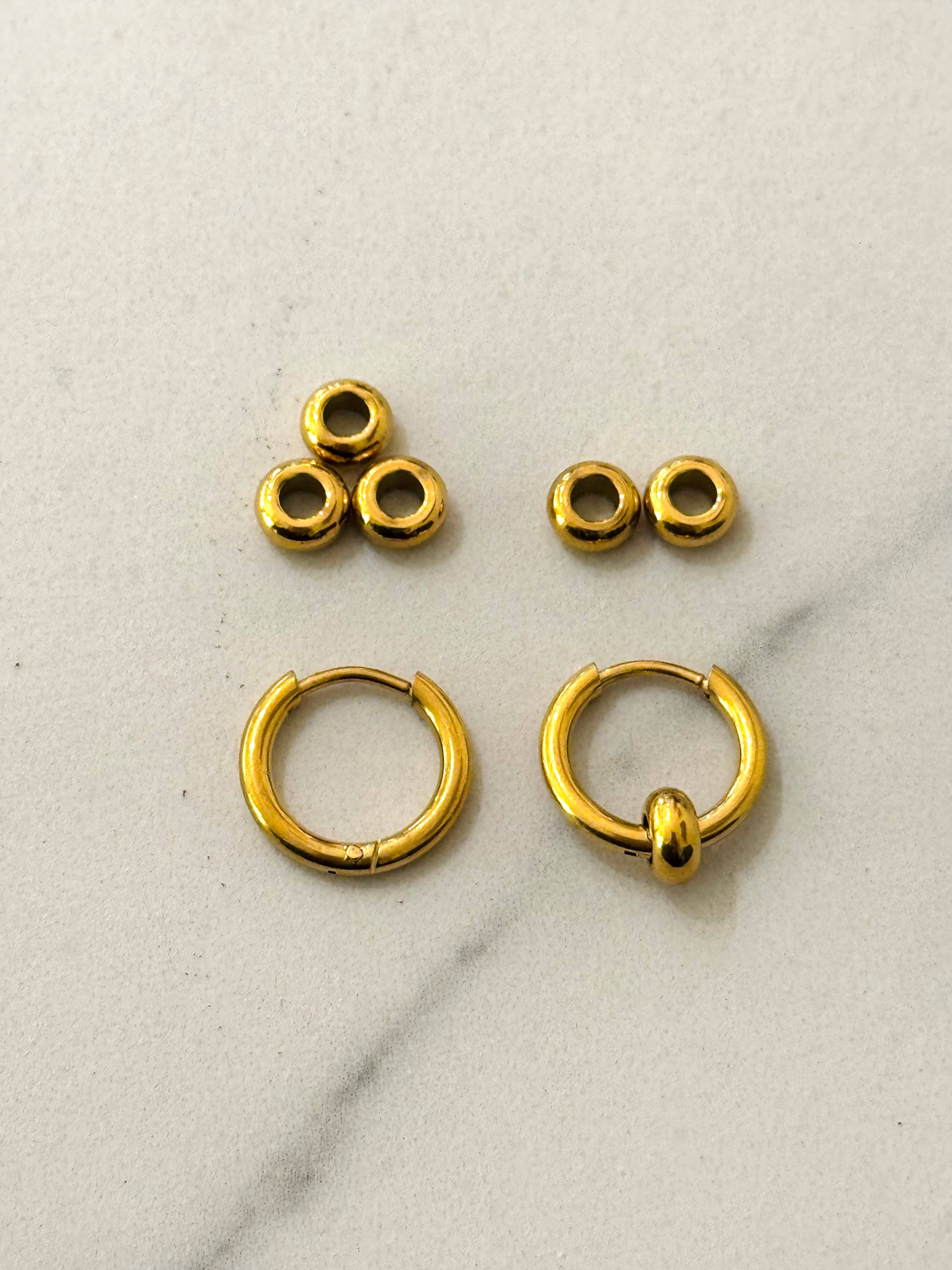 Boucles d'oreilles créoles avec trois boules amovibles: Or