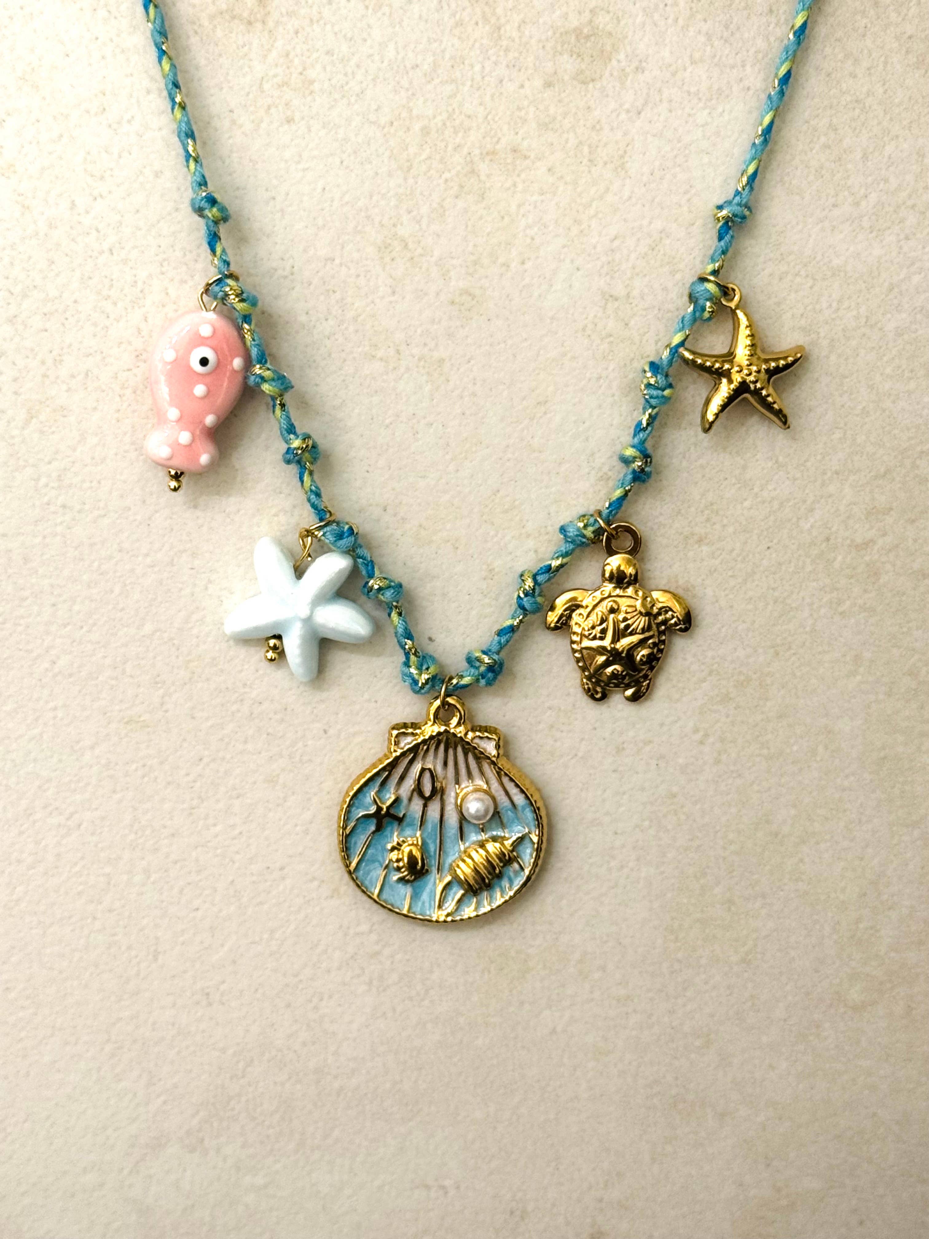 Collier Zaros multicolore avec breloques d'été