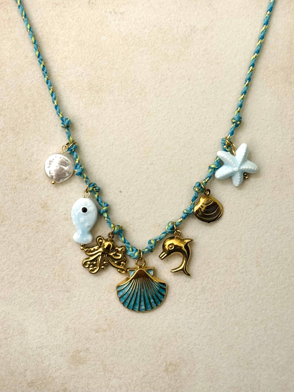 Collier coloré Kyra avec breloques d'été: Blue