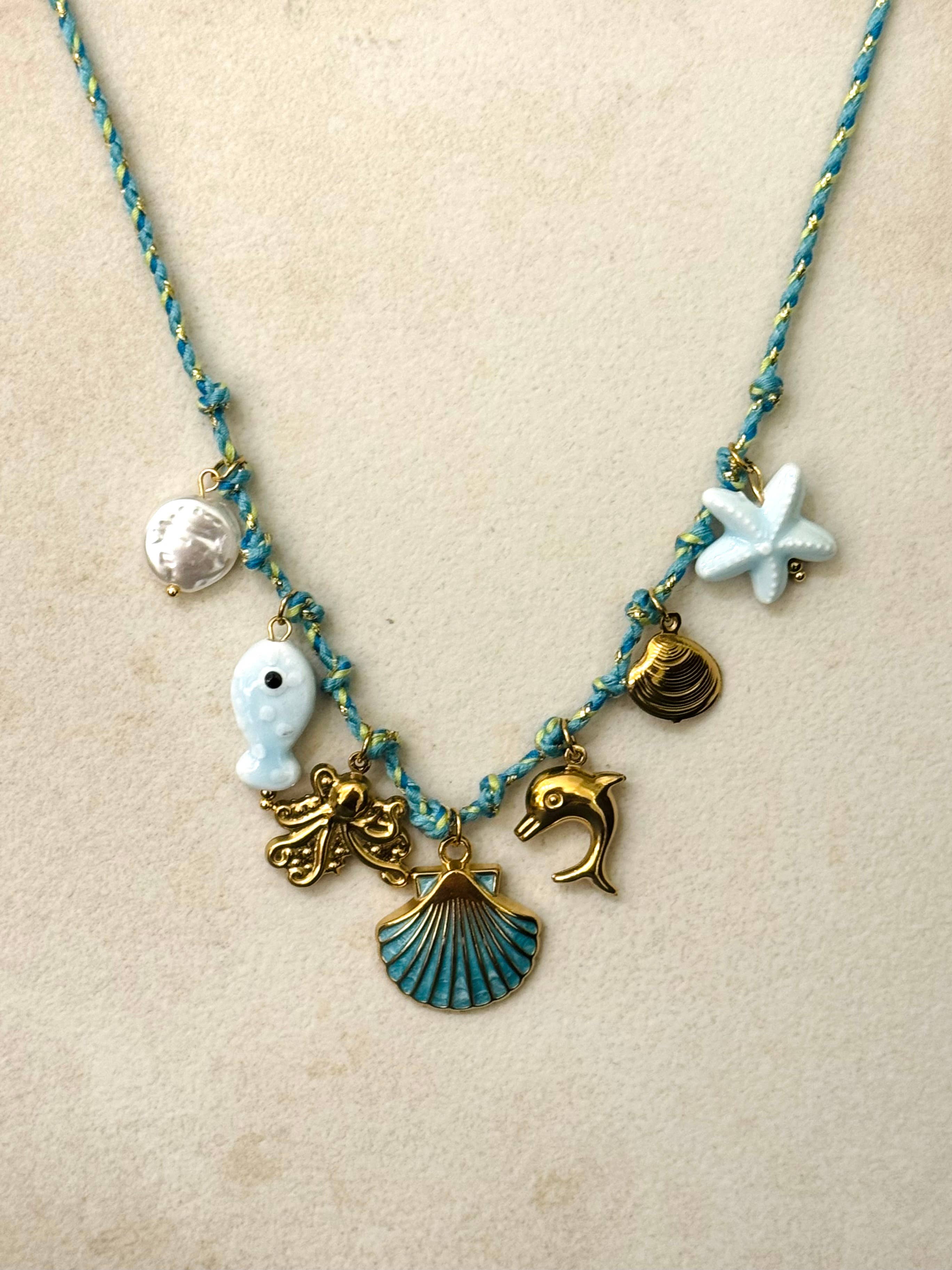 Collier coloré Kyra avec breloques d'été: Blue