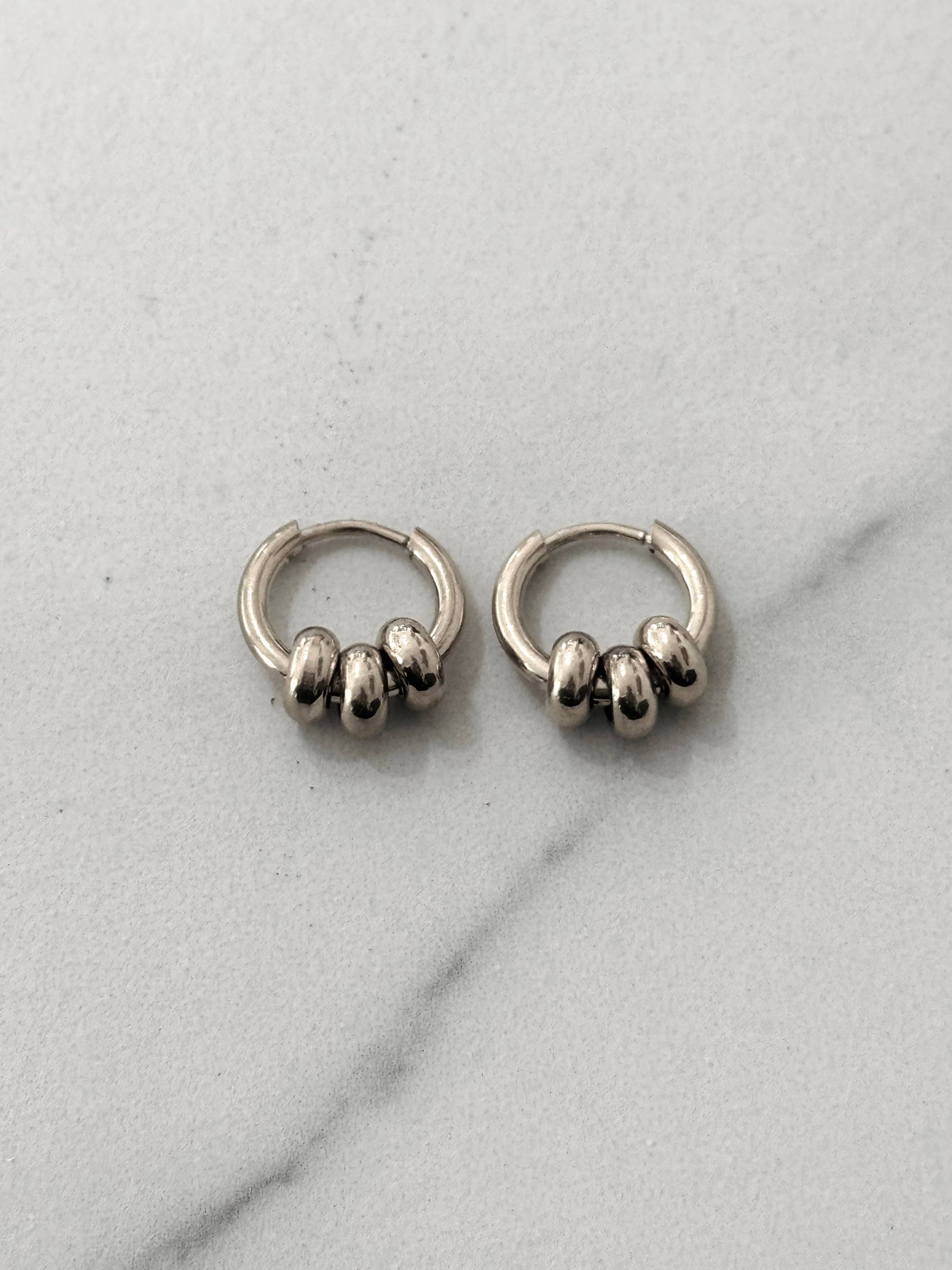 Boucles d'oreilles créoles avec trois boules amovibles: Or
