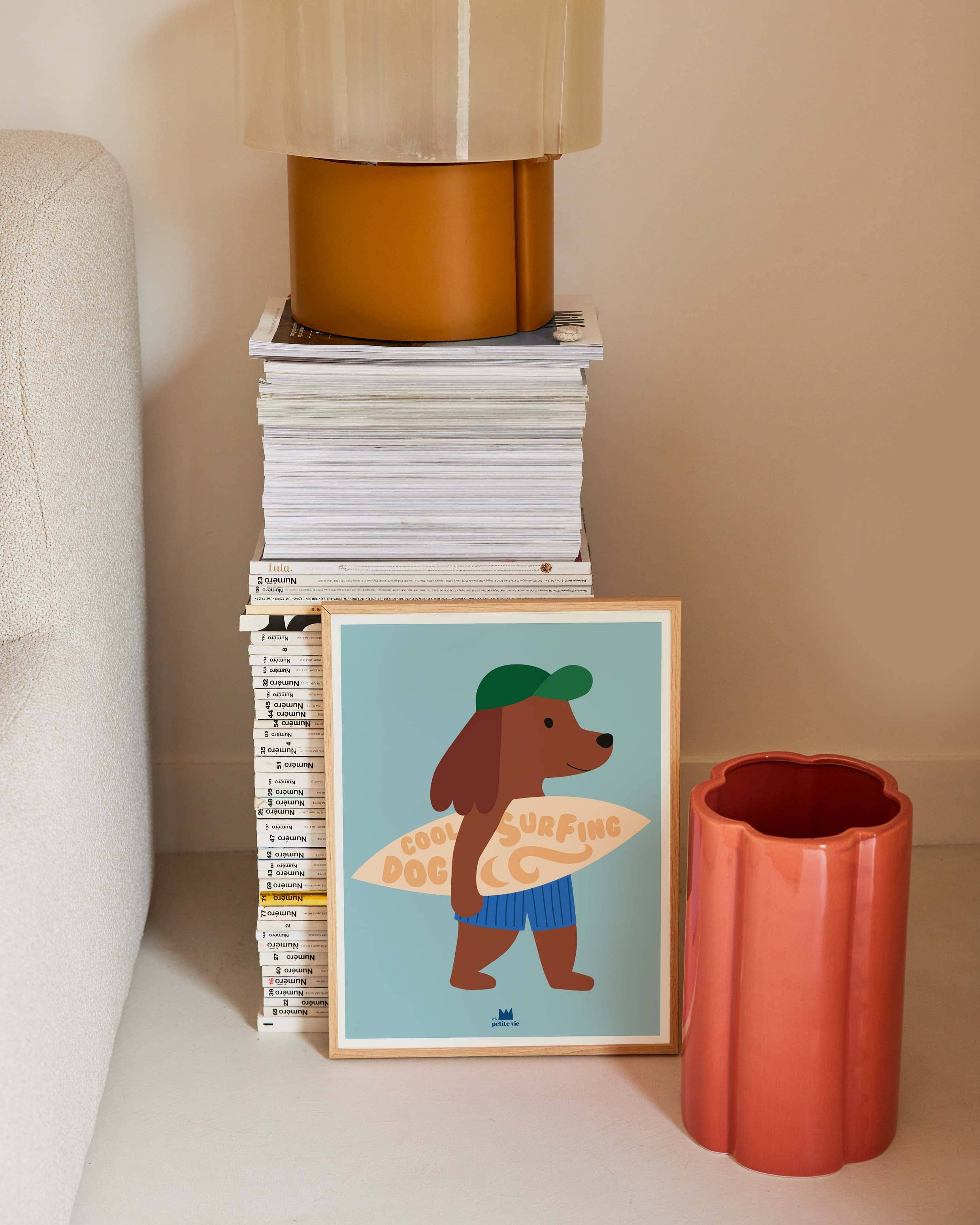 Affiche - Cool surfing dog Hawaï - casquette (30 x 40 cm)