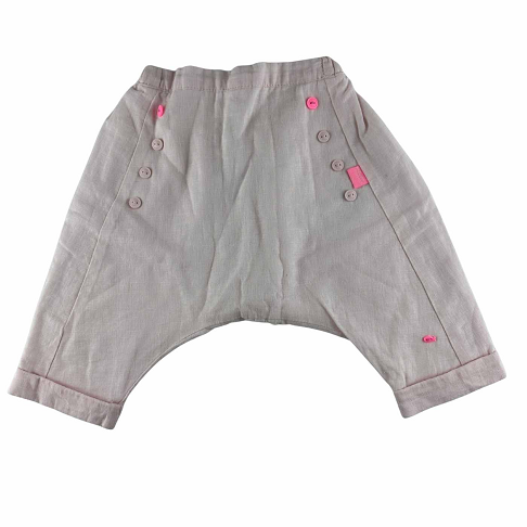 Pantalon rose pâle, forme sarouel.