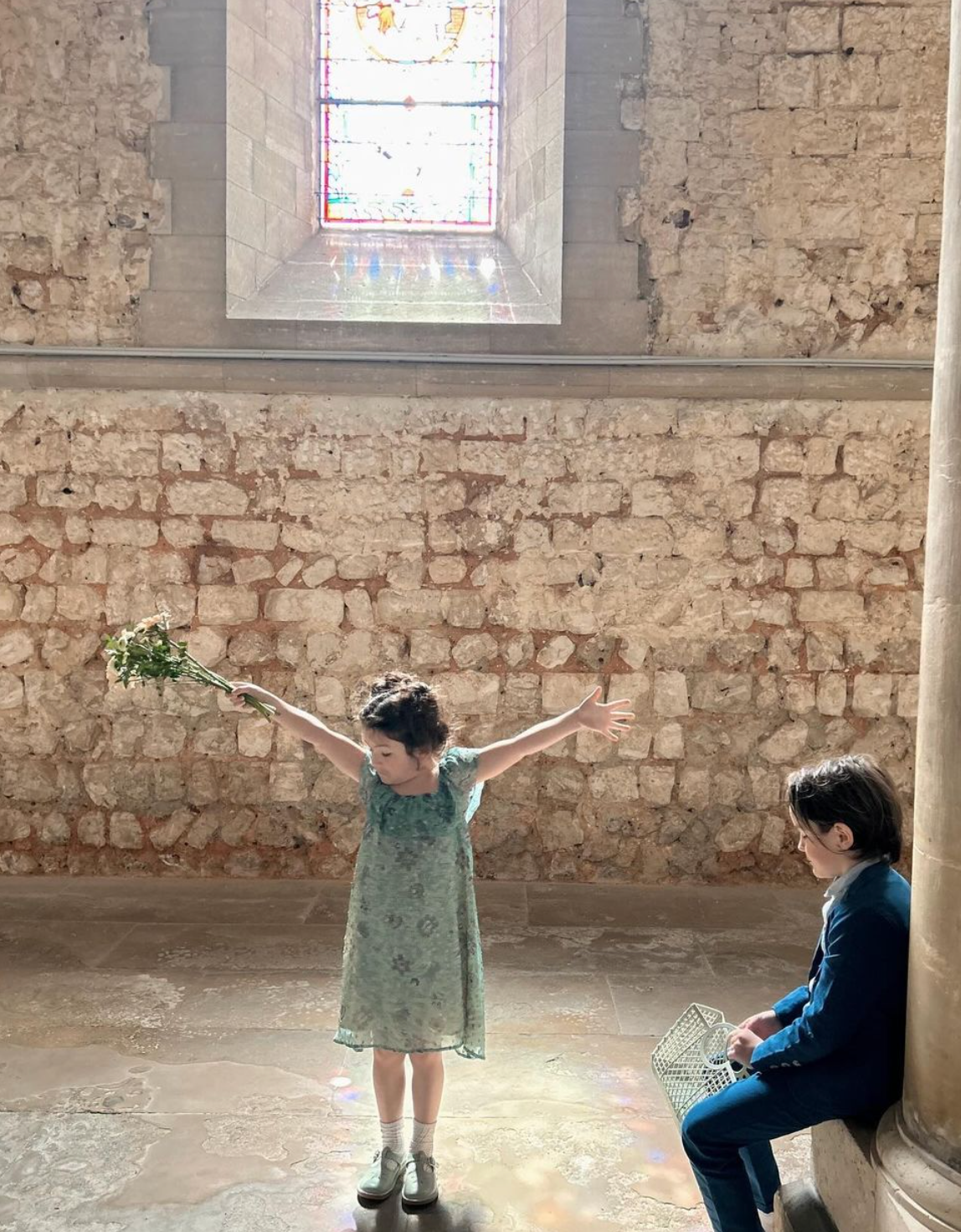 Robe en voile de soie imprimée et plumetis doré de chez Louise Misha à louer sûr en-boucle