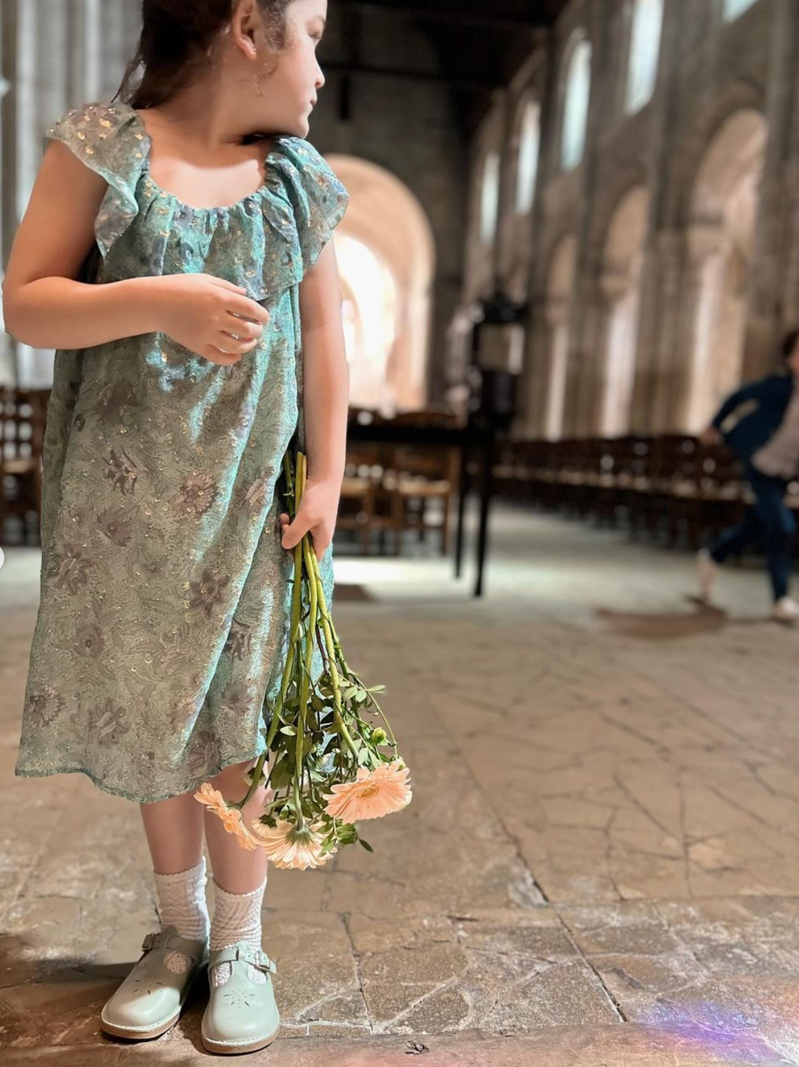 Robe en voile de soie imprimée et plumetis doré de chez Louise Misha à louer sûr en-boucle