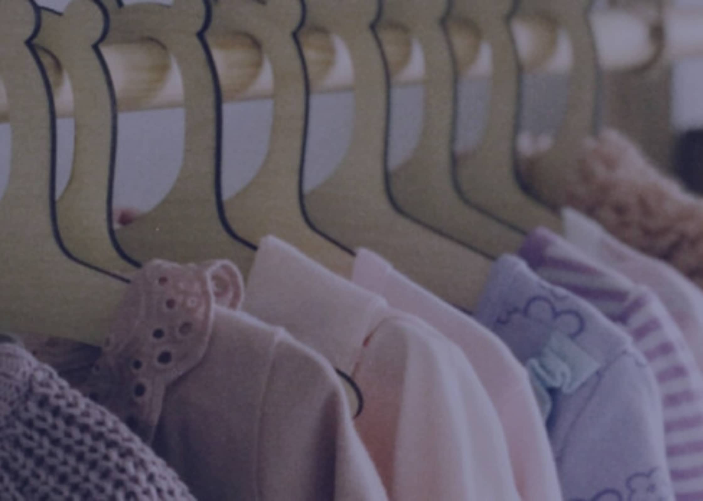 vêtements enfants sur cintre