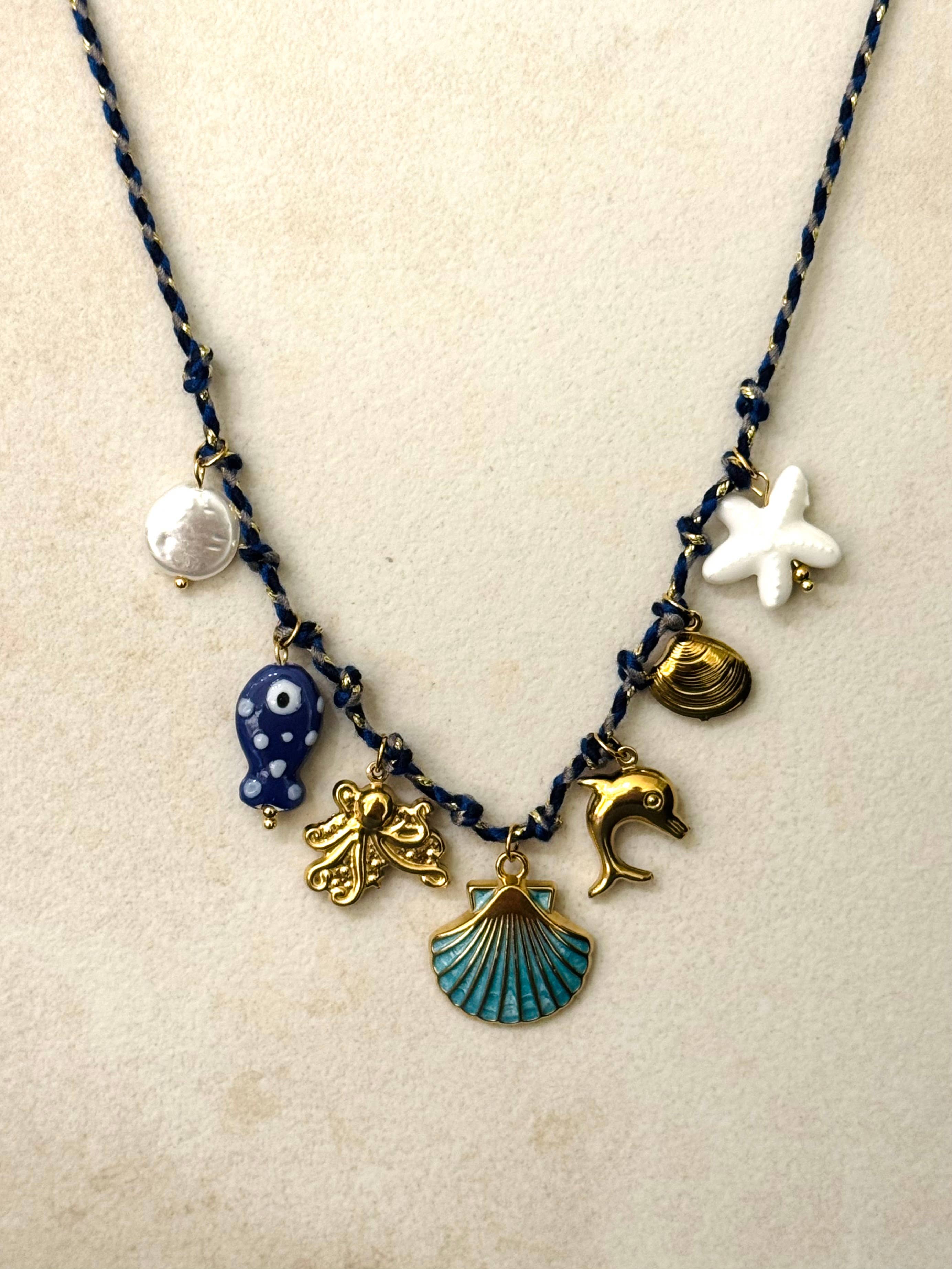 Collier coloré Kyra avec breloques d'été: Blue