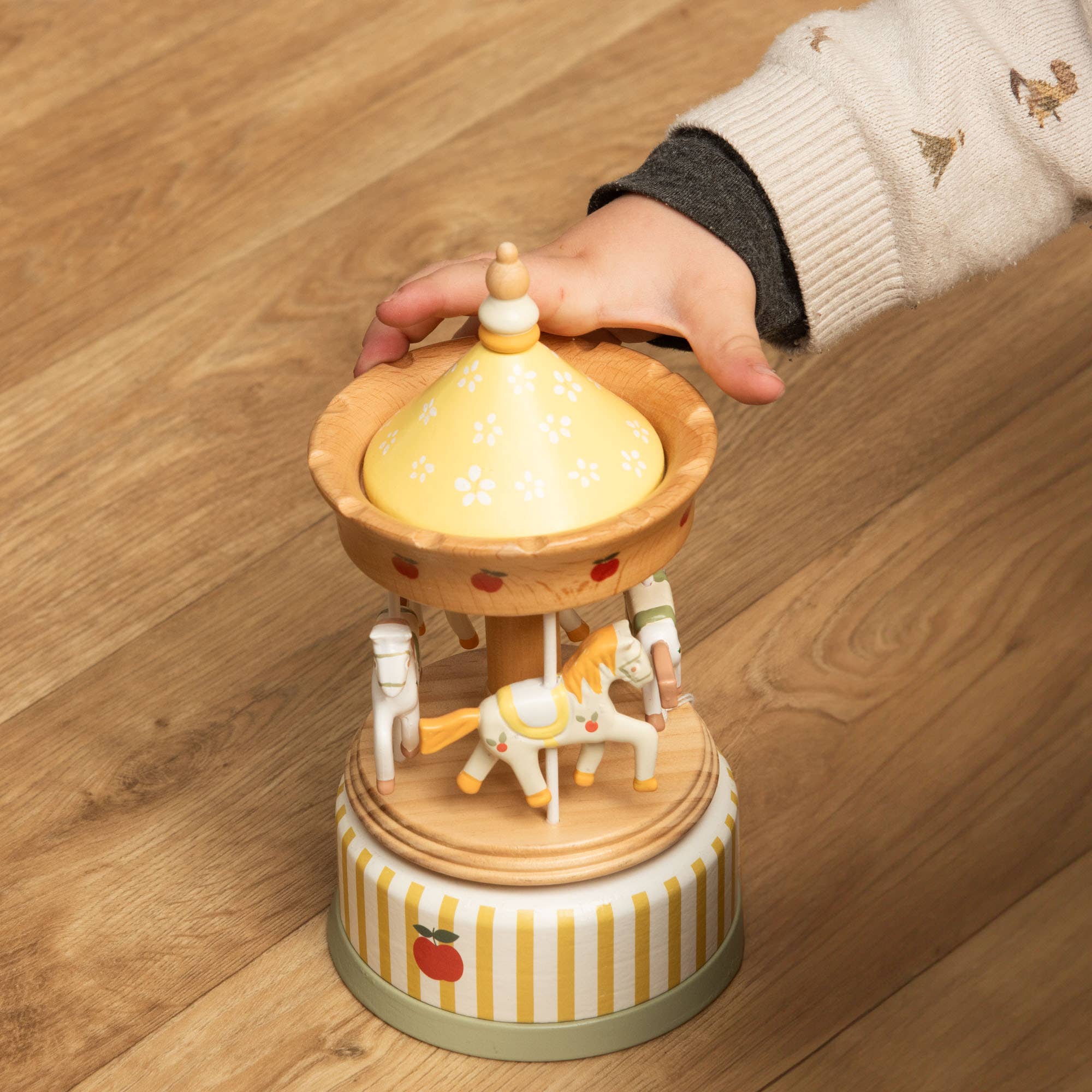 Carrousel musical enfant en bois – Pomme