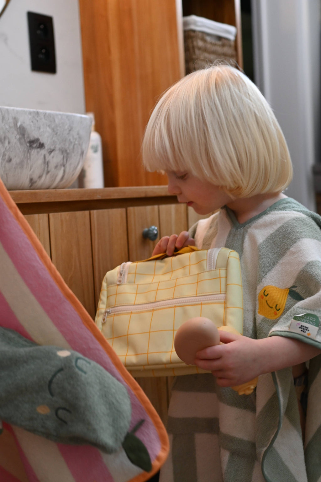 Trousse de toilette - enfant - coloris jaune - Pedro la Poire