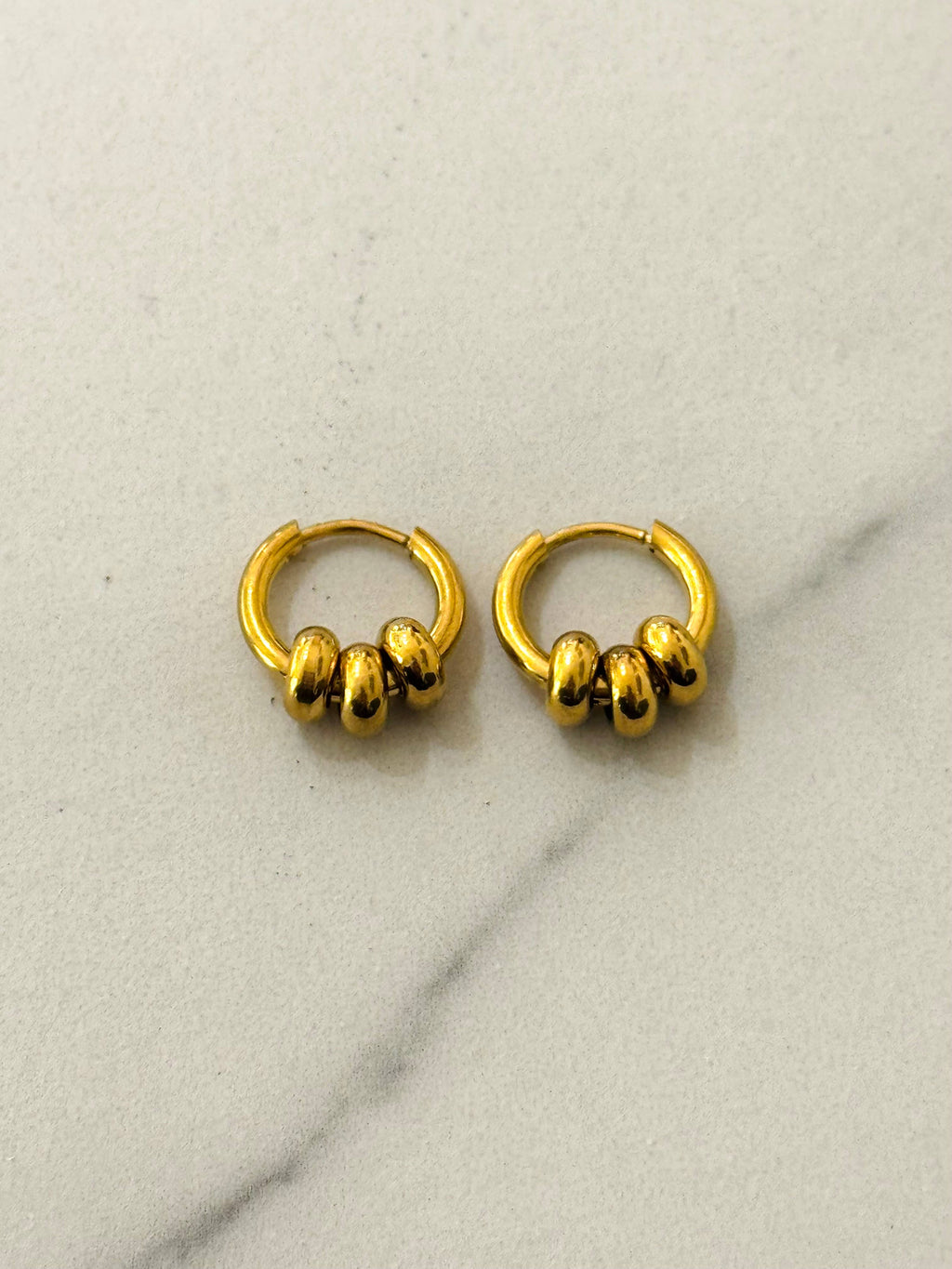Boucles d'oreilles créoles avec trois boules amovibles: Or
