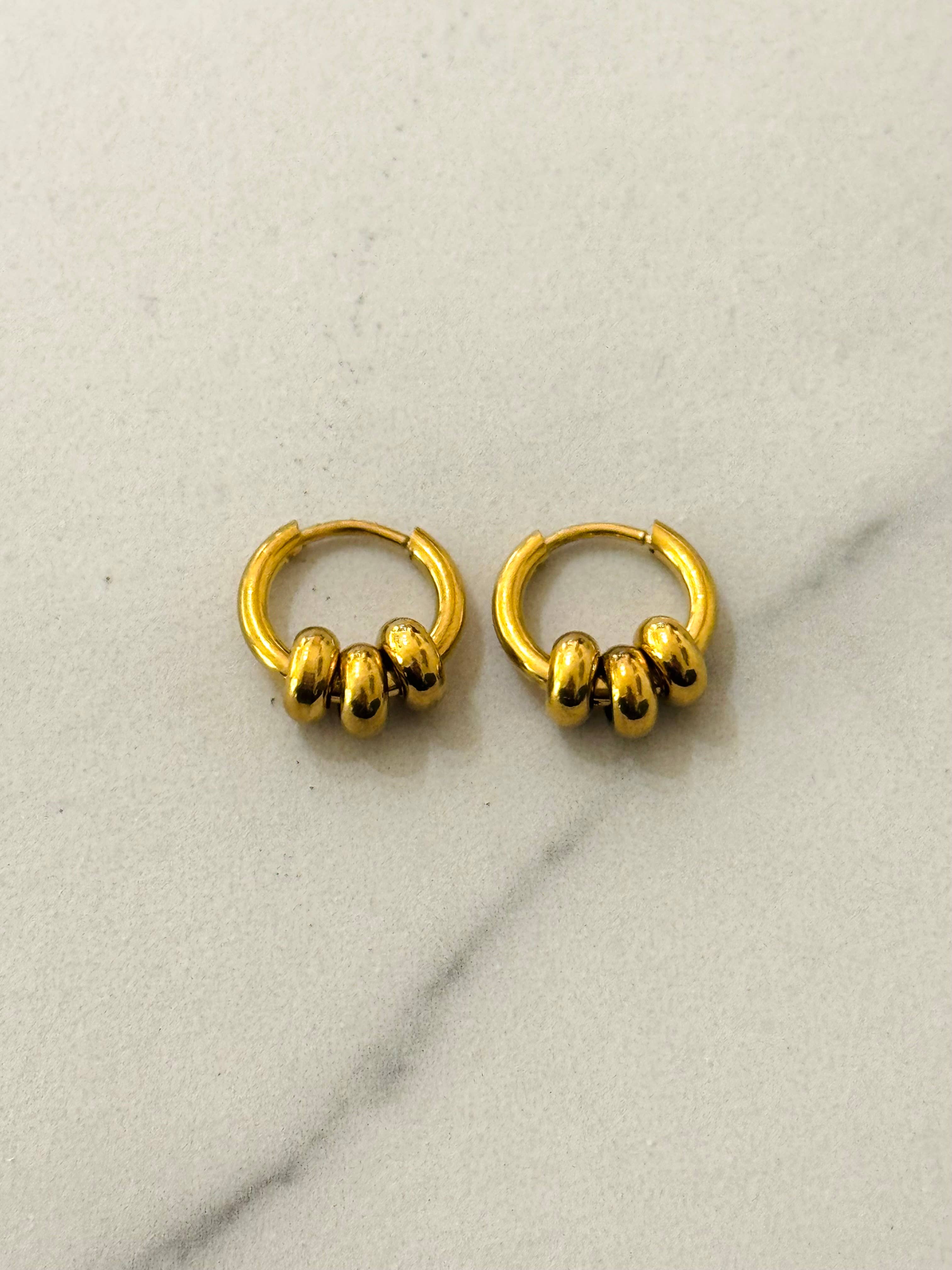 Boucles d'oreilles créoles avec trois boules amovibles: Or