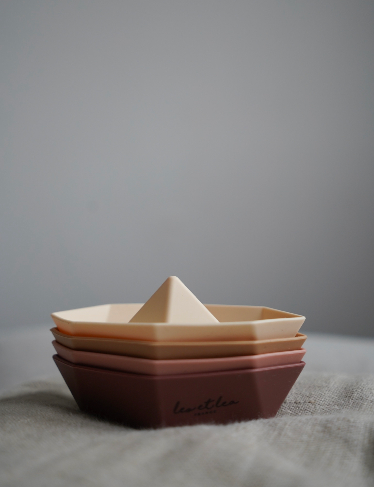 Lot de quatre bateaux de bain empilables en silicone pastel Léo et Léa