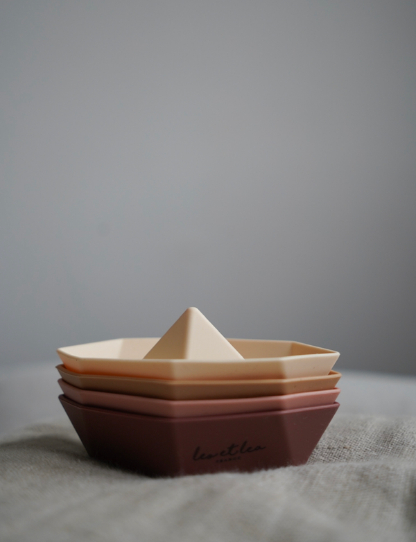 Lot de quatre bateaux de bain empilables en silicone pastel Léo et Léa