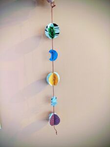 Atelier guirlande magique recyclée en duo enfant parent