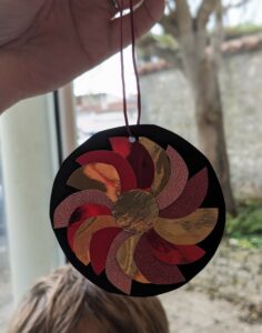 Atelier créatif découpage et collage festif pour enfant